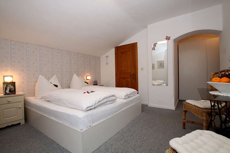 Double bed in the Alice holiday home in Seefeld